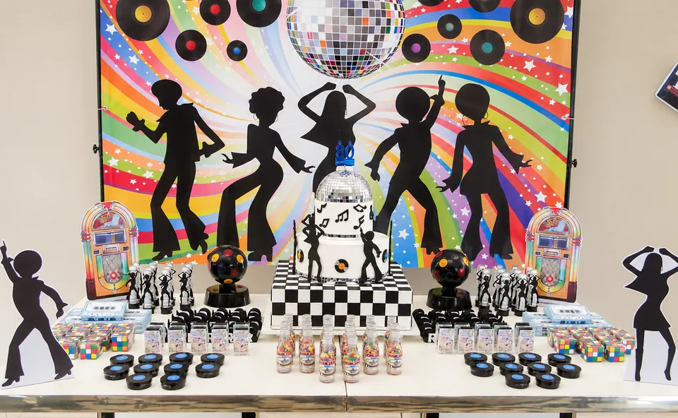 Mesa de bolo festa retrô montada em SP