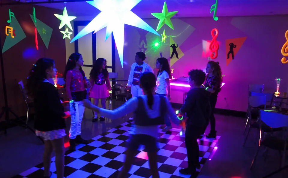 Decoração neon festa infantil