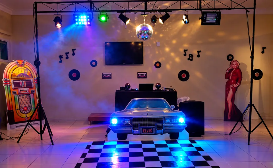 Cenografia completa para salão de festa tema retrô flashback