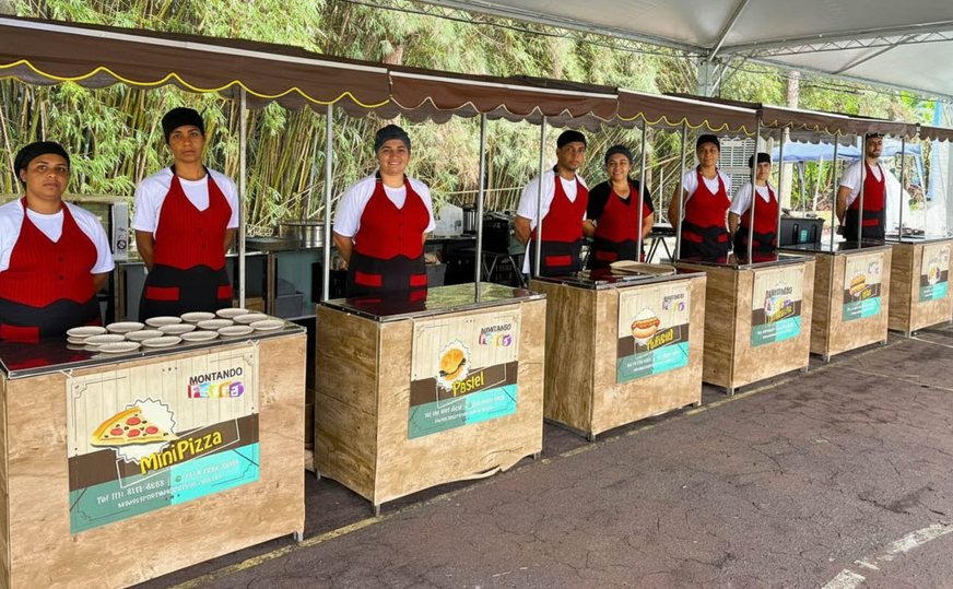 Equipe uniformizada nas barraquinhas de madeira ao ar livre