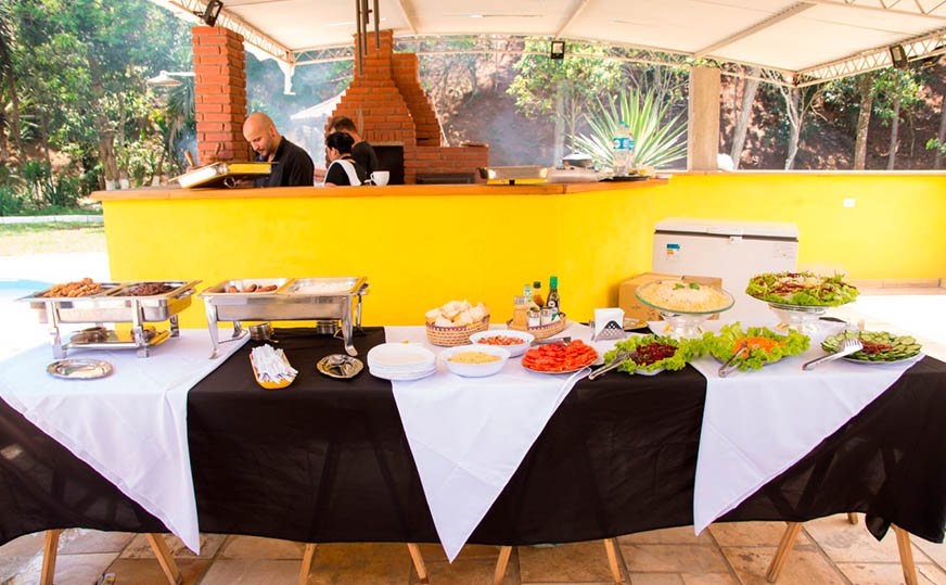 Buffet de churrasco montado em área externa
