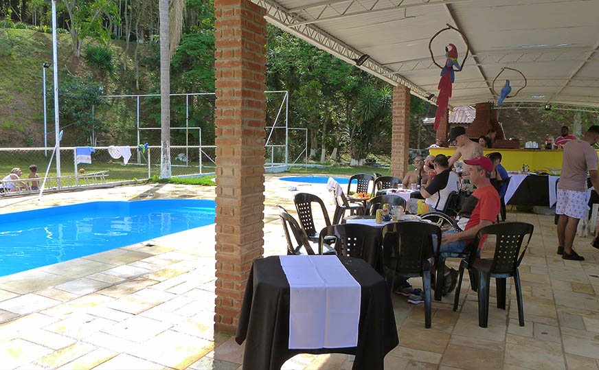 Festa com churrasco na área da piscina
