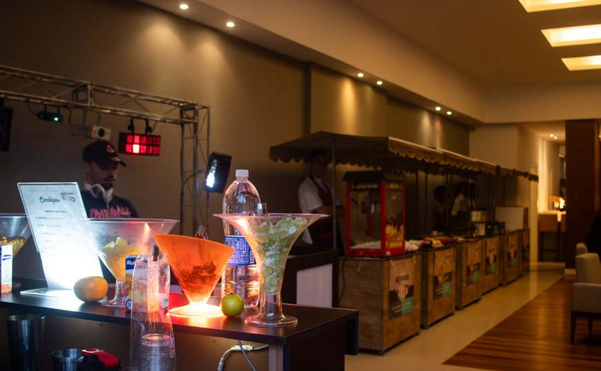 Barraquinhas de madeira e bar montados em ambiente interno de empresa