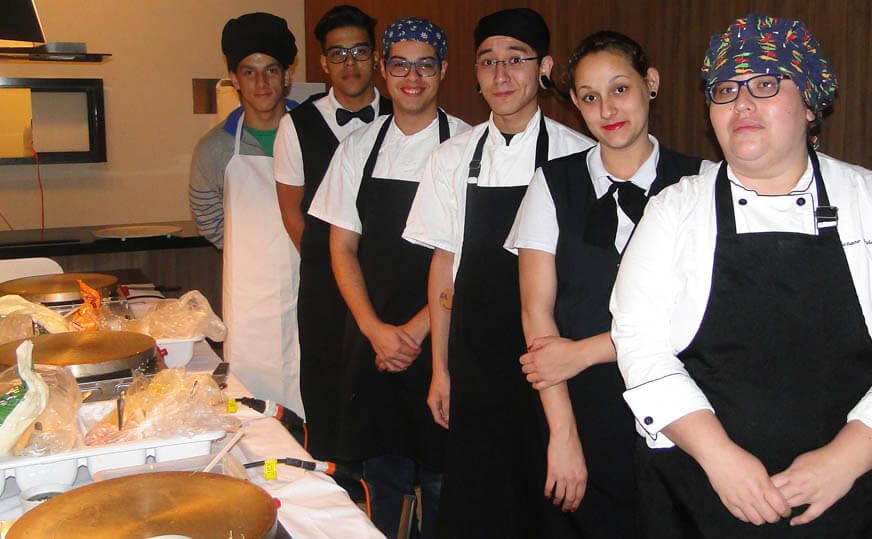 Equipe de buffet uniformizada para confraternização