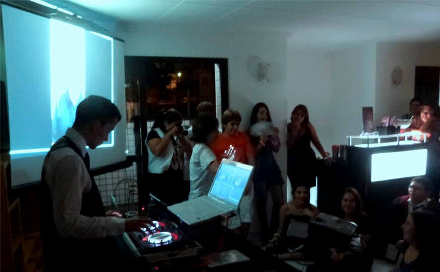 DJ da Montando Festa com telão em evento corporativo