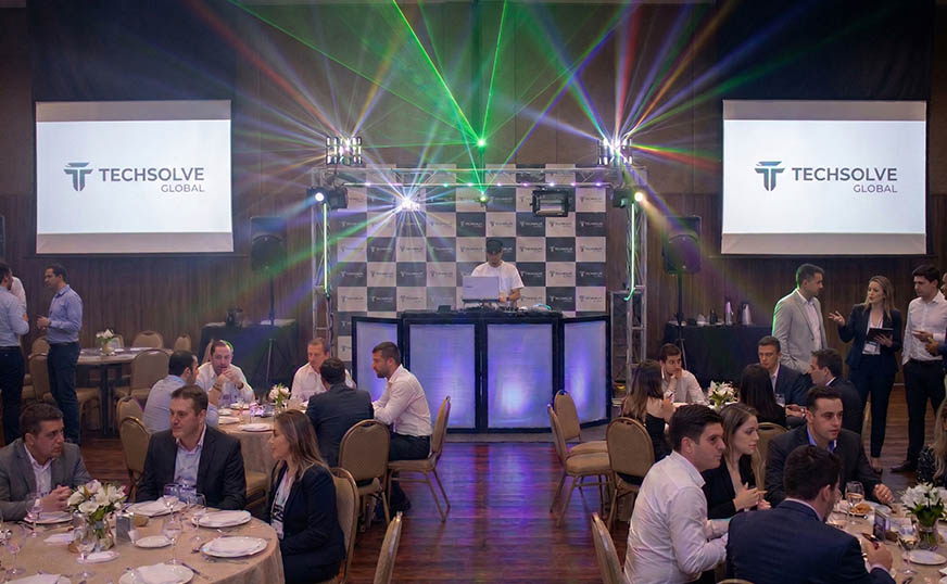 DJ para evento corporativo com estrutura de som e luz