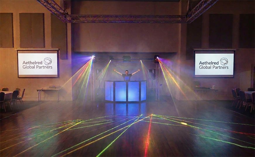 DJ com telões em evento
