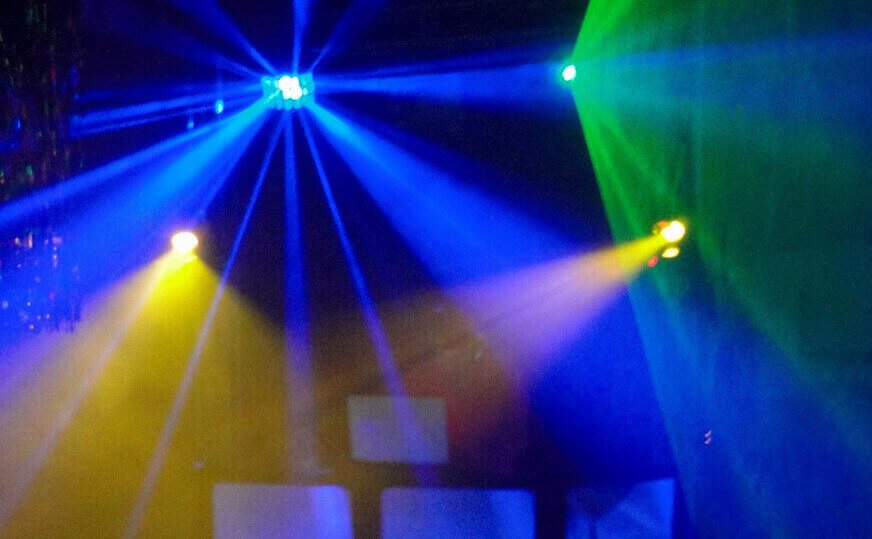 Iluminação de pista com lasers em festa