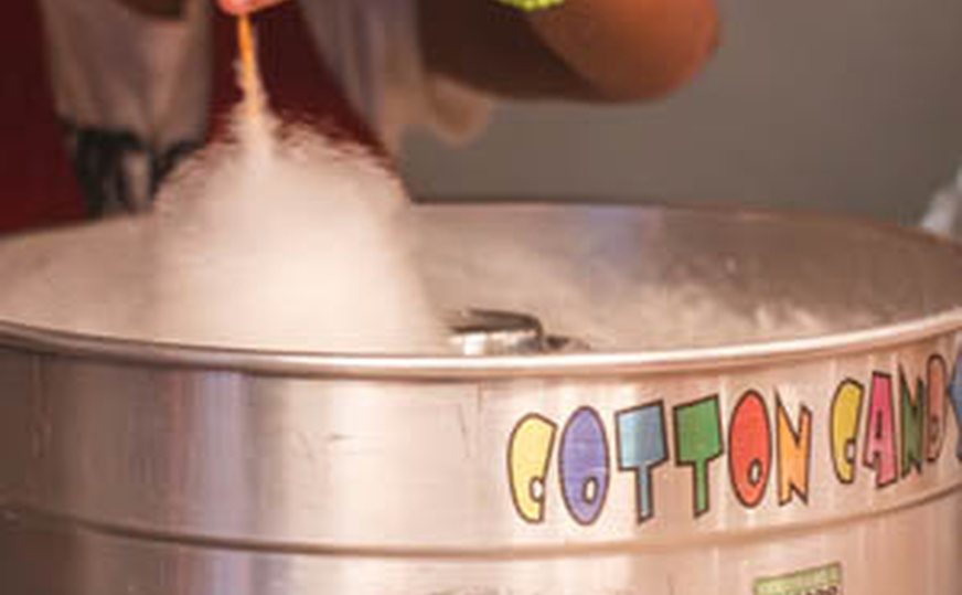 Algodão doce preparado na hora em festa