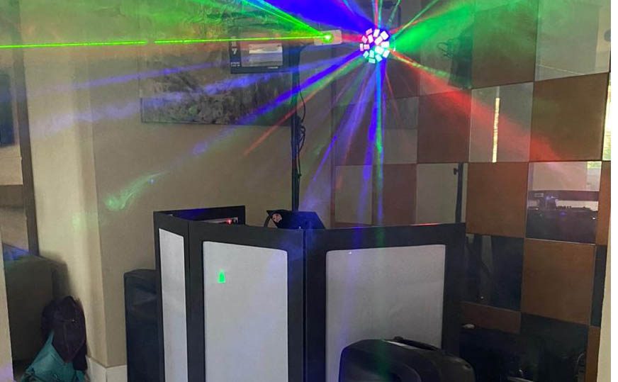 DJ com lasers e iluminação de pista para festa de Halloween