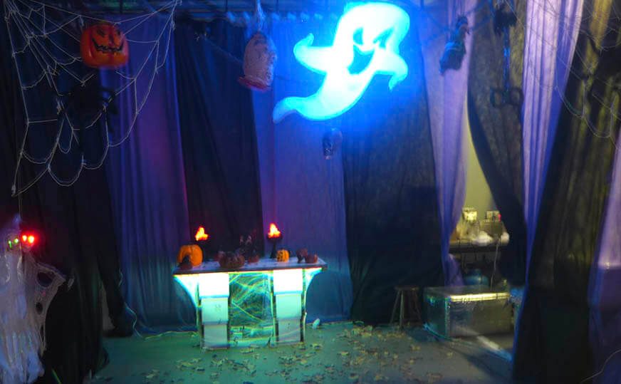 Decoração terror para festa de Halloween com fantasma iluminado e teias