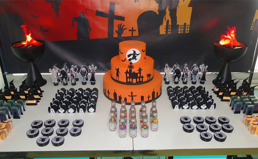 Bolo cenográfico de Halloween com painel de cemitério e abajures tocha