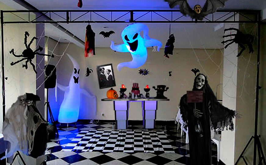 Salão decorado para festa de Halloween com fantasmas, bruxa, esqueleto e piso xadrez em SP