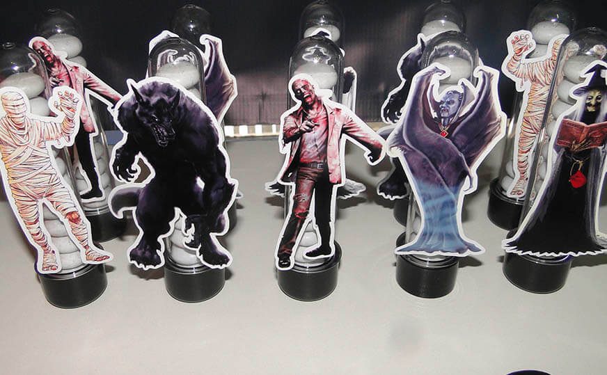 Kit guloseimas de Halloween com tubetes de monstros clássicos
