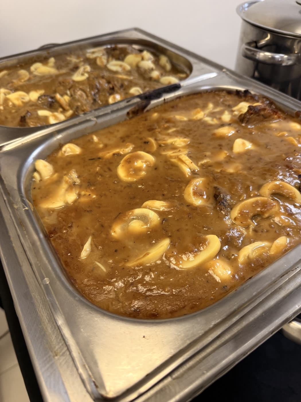 Carne ao molho madeira com champignon no buffet de massas corporativo em SP