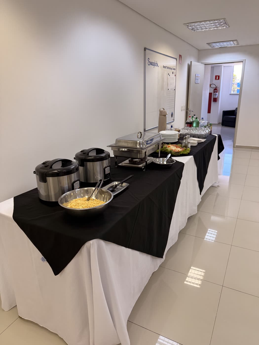 Mesa de buffet de strogonoff montada para festa em domicílio