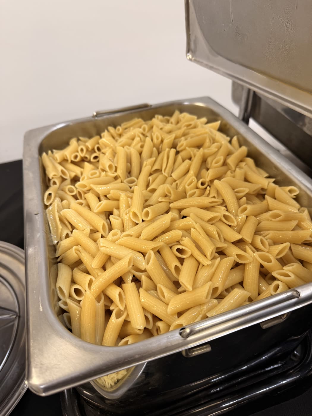 Buffet de massas com penne em rechaud para evento corporativo em São Paulo - Montando Festa