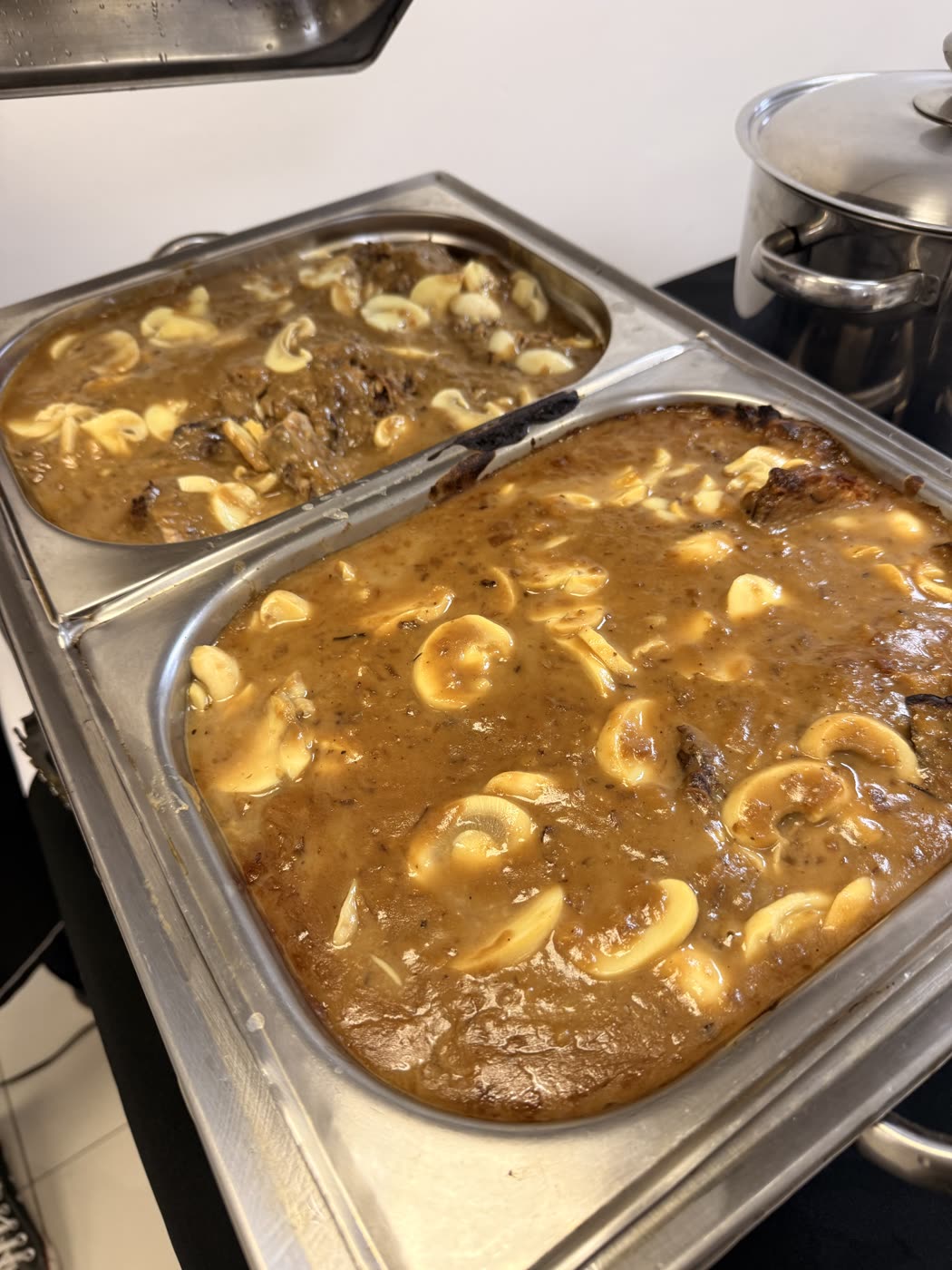 Rechauds com carne ao molho madeira e champignon no evento corporativo