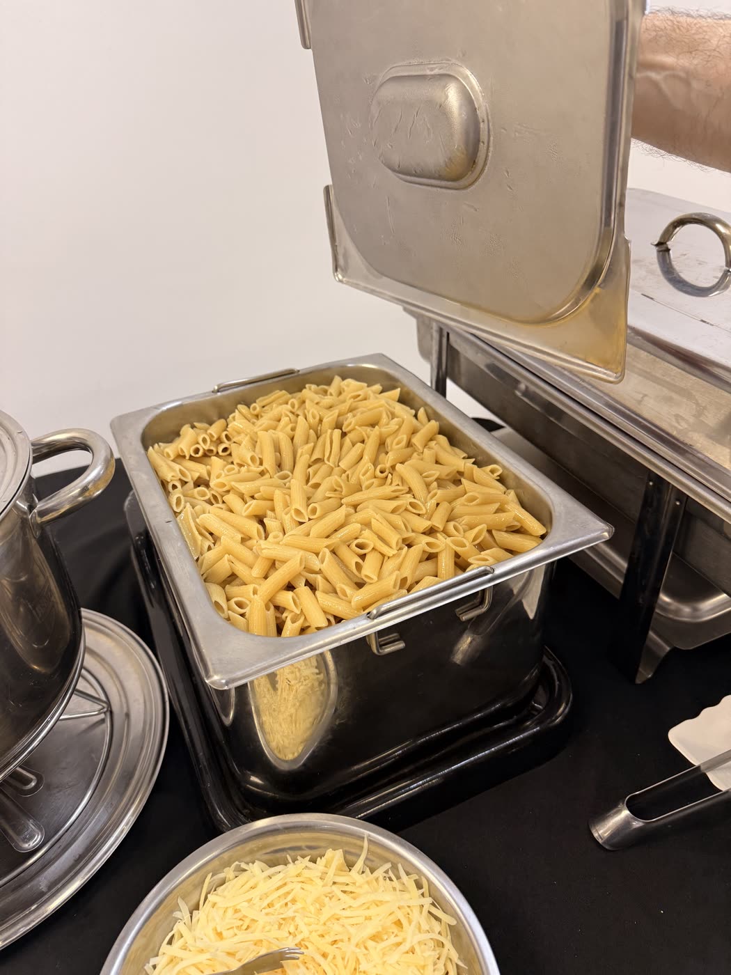 Penne em chafing dish mantendo a massa quente no evento corporativo