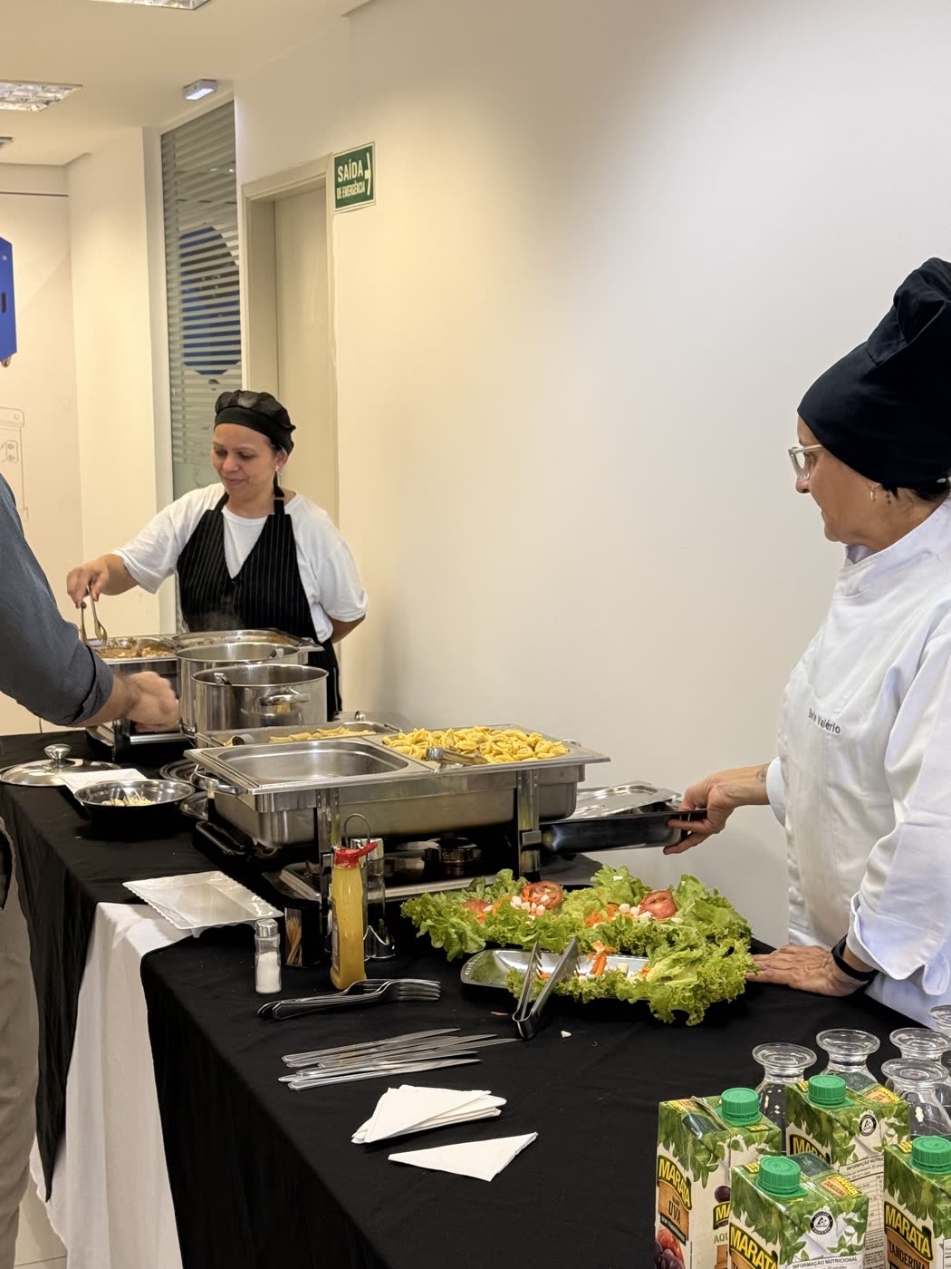 Chefs uniformizados servindo o buffet corporativo em São Paulo - Montando Festa