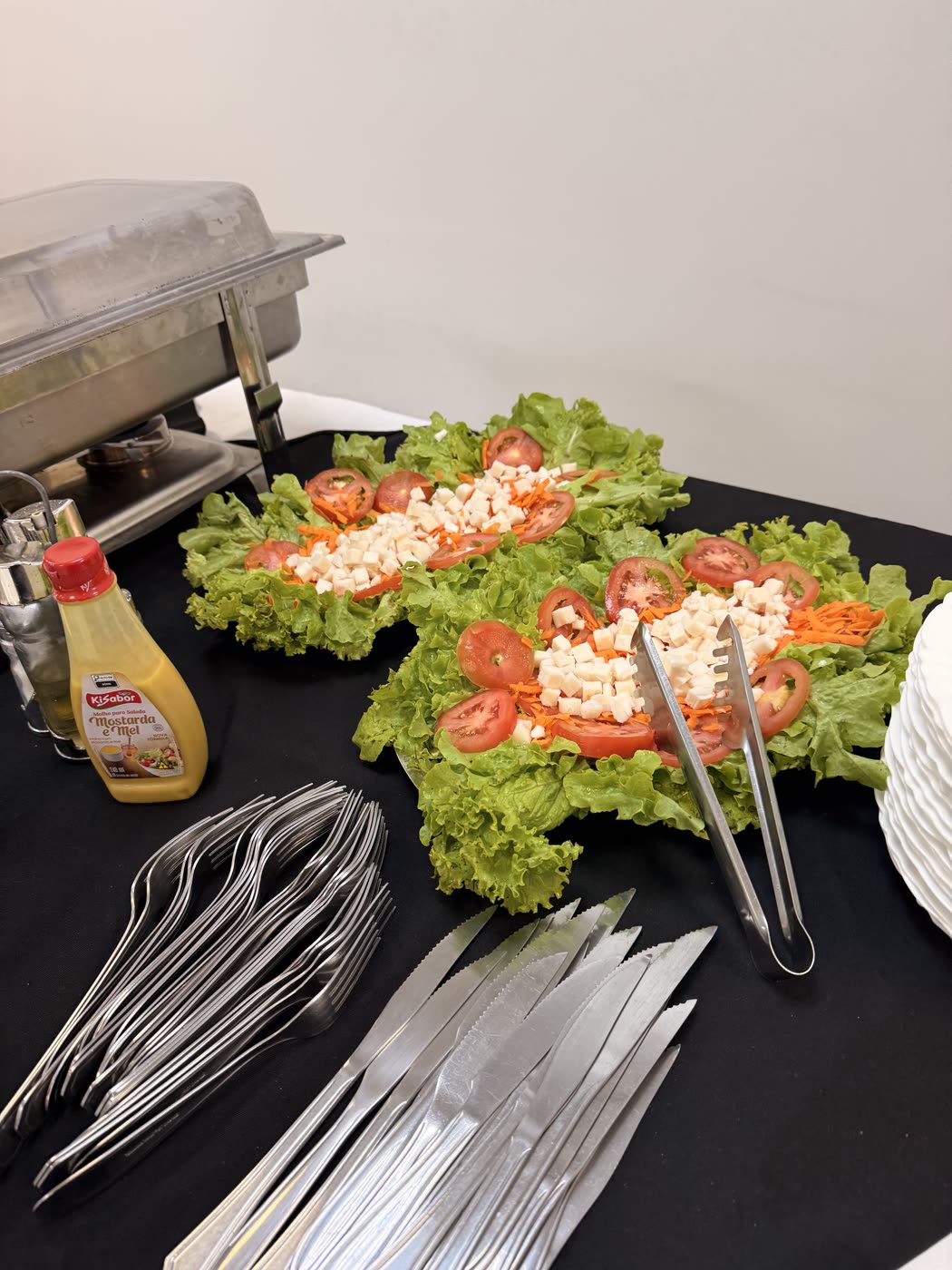 Mesa de saladas do buffet de strogonoff em domicílio
