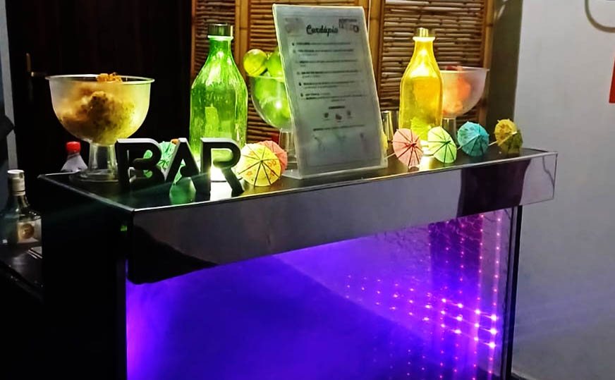 Balcão de bar iluminado com drinks