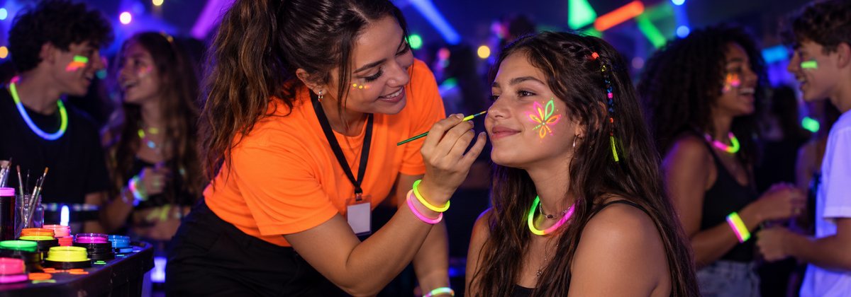 Pintura facial neon em festa teen feita pela animadora